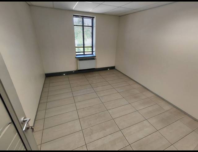 315M² OFFICE TO LET IN MAGALIESSIG